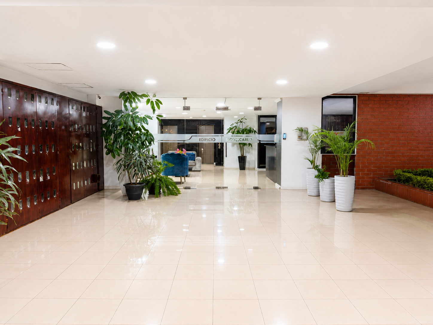 Lobby más claro y profesional después de edición profesional