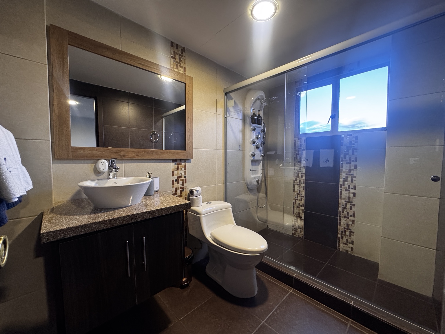 Baño con más claridad antes de edición profesional